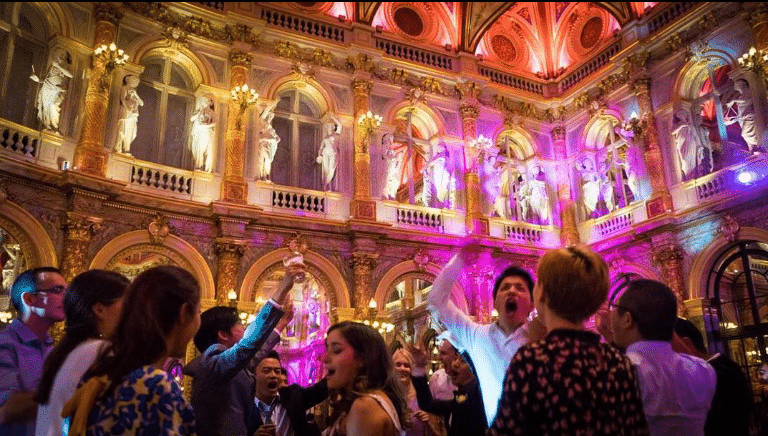 Groupe de personnes célébrant joyeusement dans un élégant hôtel parisien lors d'un mariage animé par SG Event, le DJ mariage expert de Paris