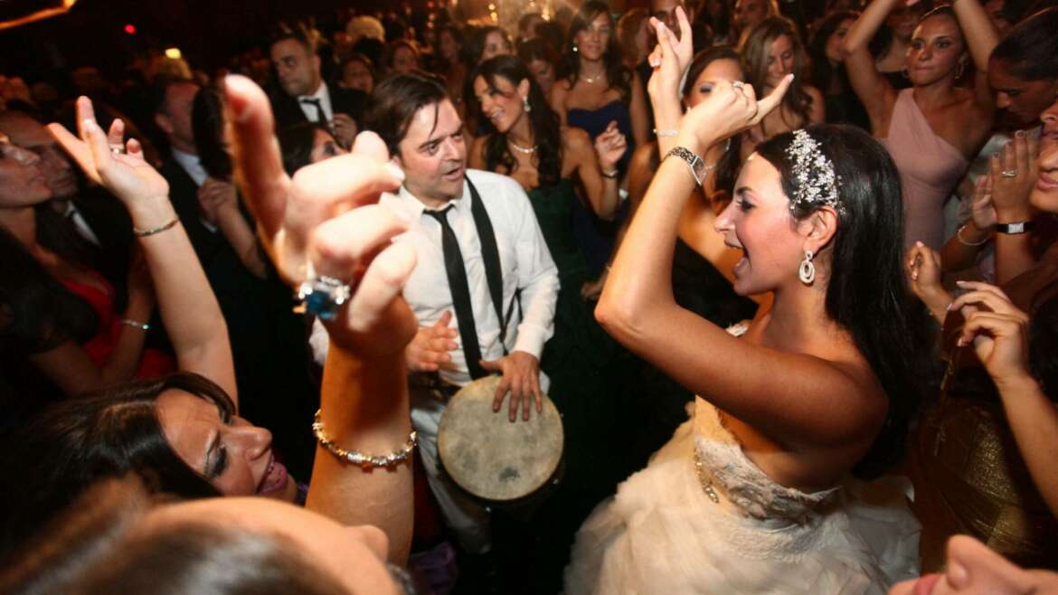 DJ in Nice for an Energetic Wedding with Percussion