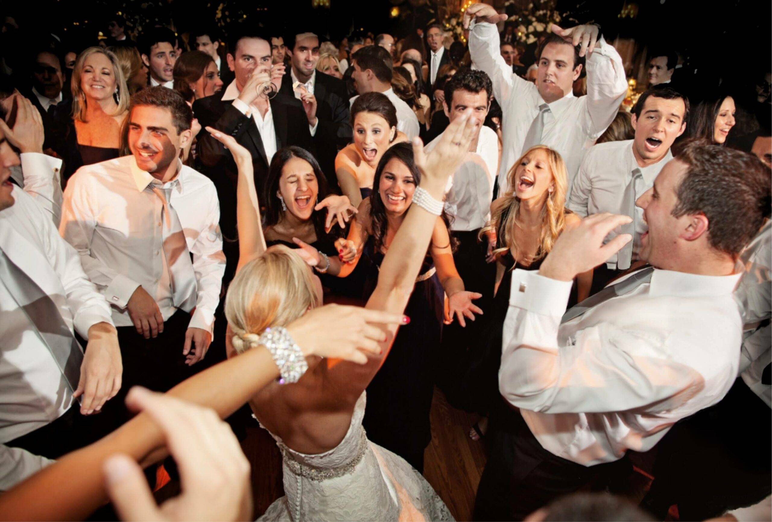Invités en train de célébrer joyeusement lors d'un mariage à Monaco, plongés dans une ambiance électrisante fournie par SG Event, le DJ expert monégasque.