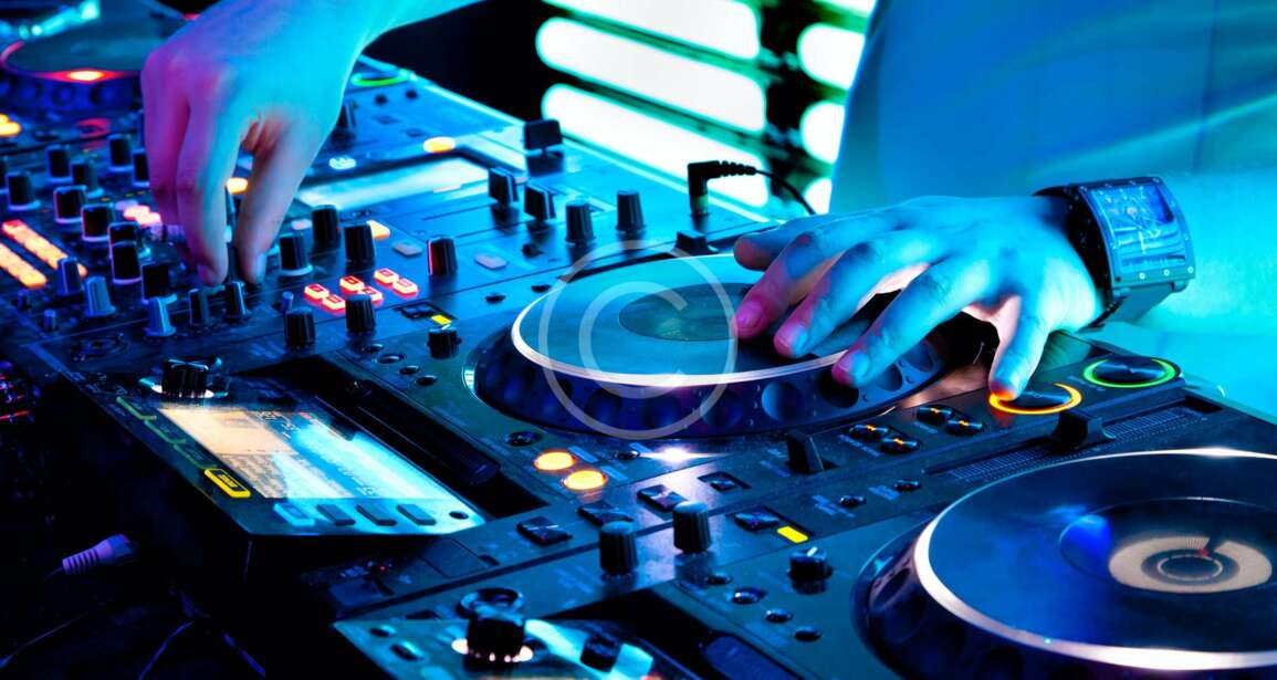 How a Good DJ Creates an Unforgettable Atmosphere