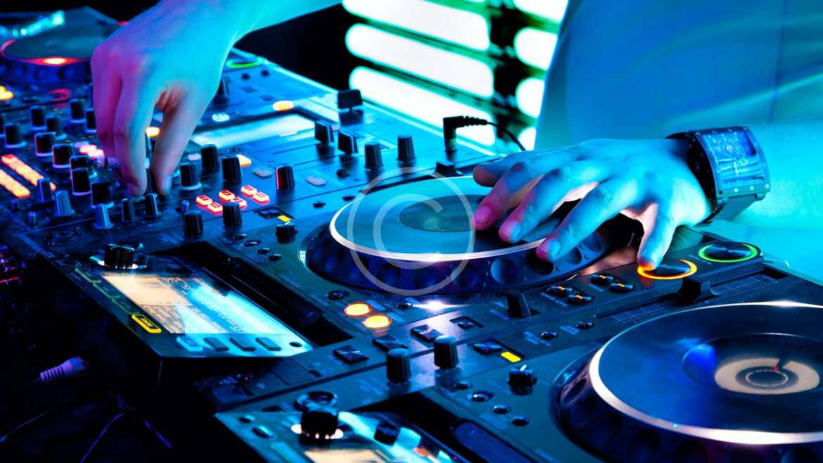 How a Good DJ Creates an Unforgettable Atmosphere