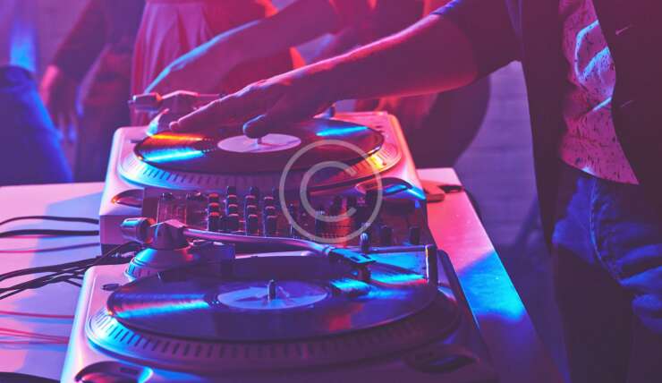 Les avantages d’embaucher un DJ pour vos événements